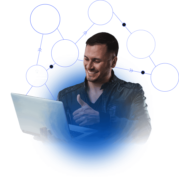 Homem segurando notebook fazendo sinal de positivo